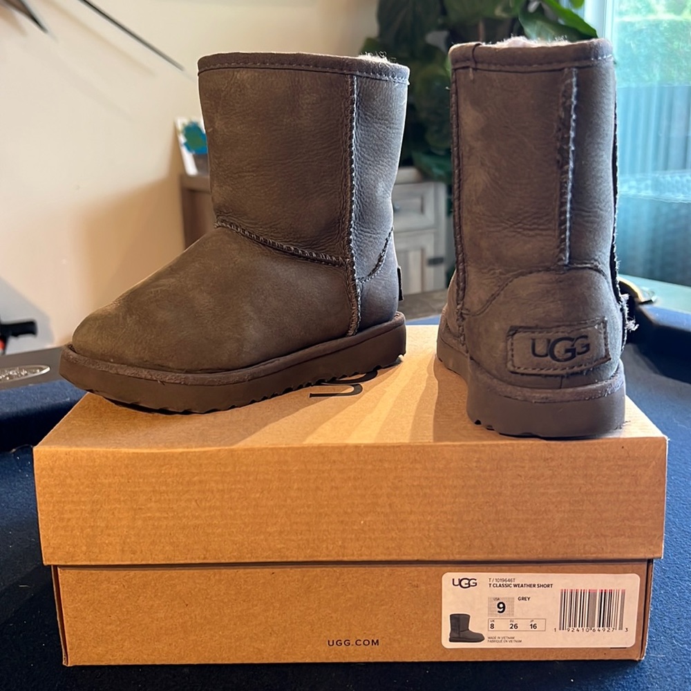 Waterproof toddler ugg Classic Boot Short Grey size 9